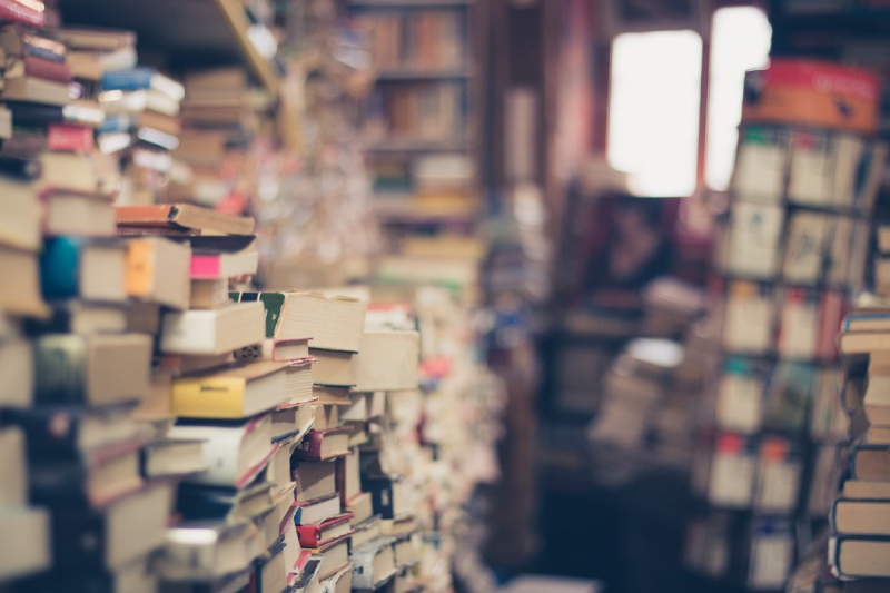 ecommerce-THEOULE SUR MER-min_books_stack_book_store_stack_of_books_2nd_hand_retro_hipster_shop-829090